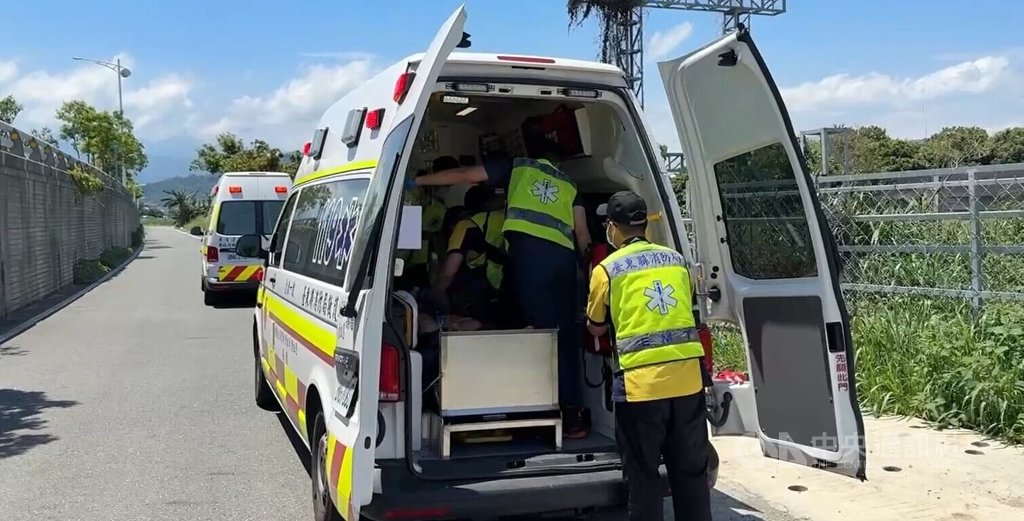 台東市區86歲李姓阿公23日被發現昏迷在田裡，救護車獲報抵達現場，李男由人員進行急救後送醫。台東馬偕醫院表示，目前懷疑是中暑，發高燒、意識不清，還在查是否有其他原因。中央社記者盧太城台東攝  114年5月23日
