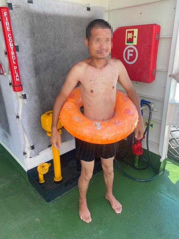 海巡署23日發現一名中國男子使用救生圈泅泳，企圖偷渡至大膽島。 圖：海巡署提供