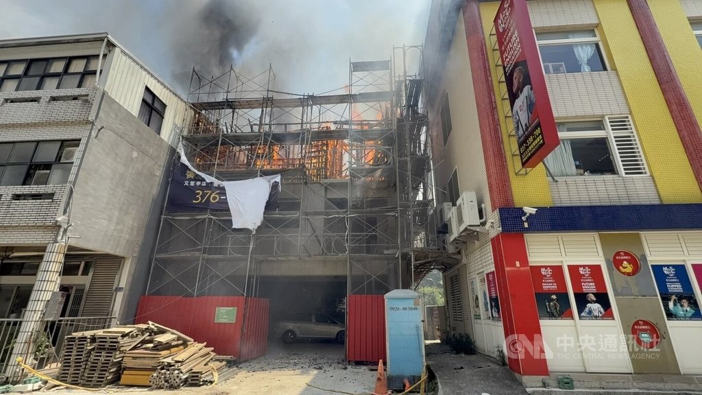 苗栗市文峰街一處建築工地23日發生火警，火舌延燒至左右兩側民宅和補習班等，人員緊急疏散，幸未釀傷亡。中央社記者管瑞平攝  114年5月23日