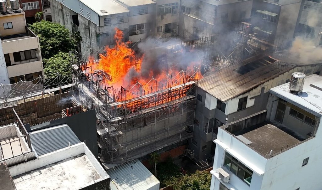 苗栗市文峰街一處建築工地23日發生火警，民眾從高處看去可見建物頂樓陷入一片火海，火舌延燒波及左右兩側民宅及補習班。（民眾提供）中央社記者管瑞平傳真  114年5月23日
