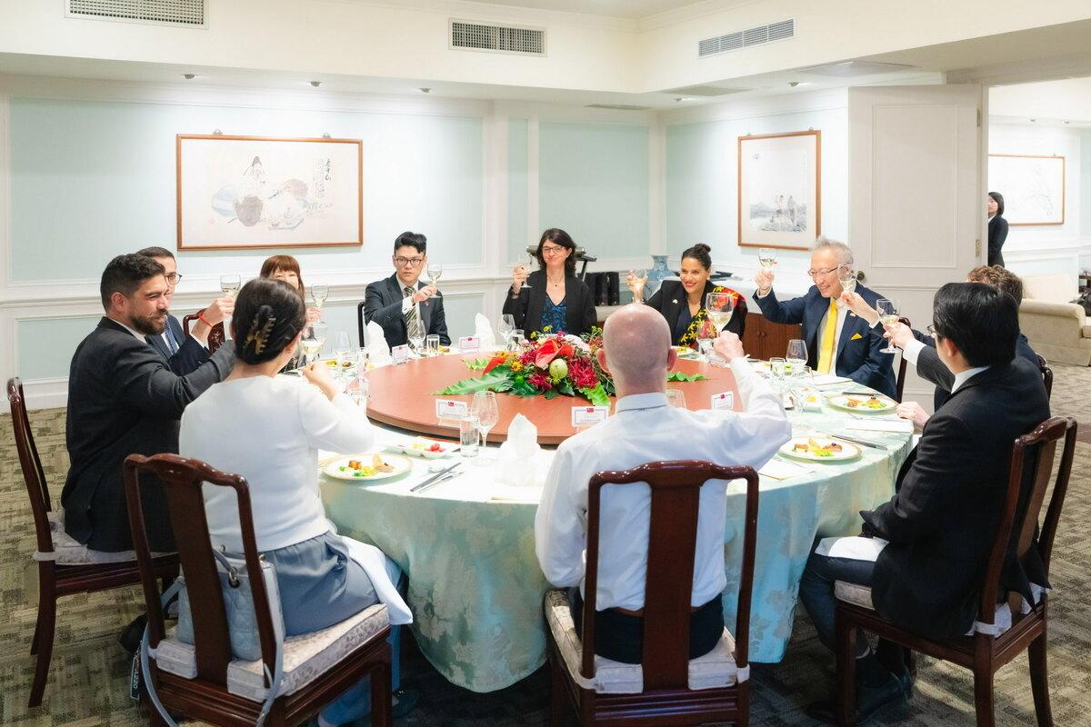 吳志中款宴法國前公職部長暨國民議會友台小組議員卡巴揚訪團。 圖：外交部提供