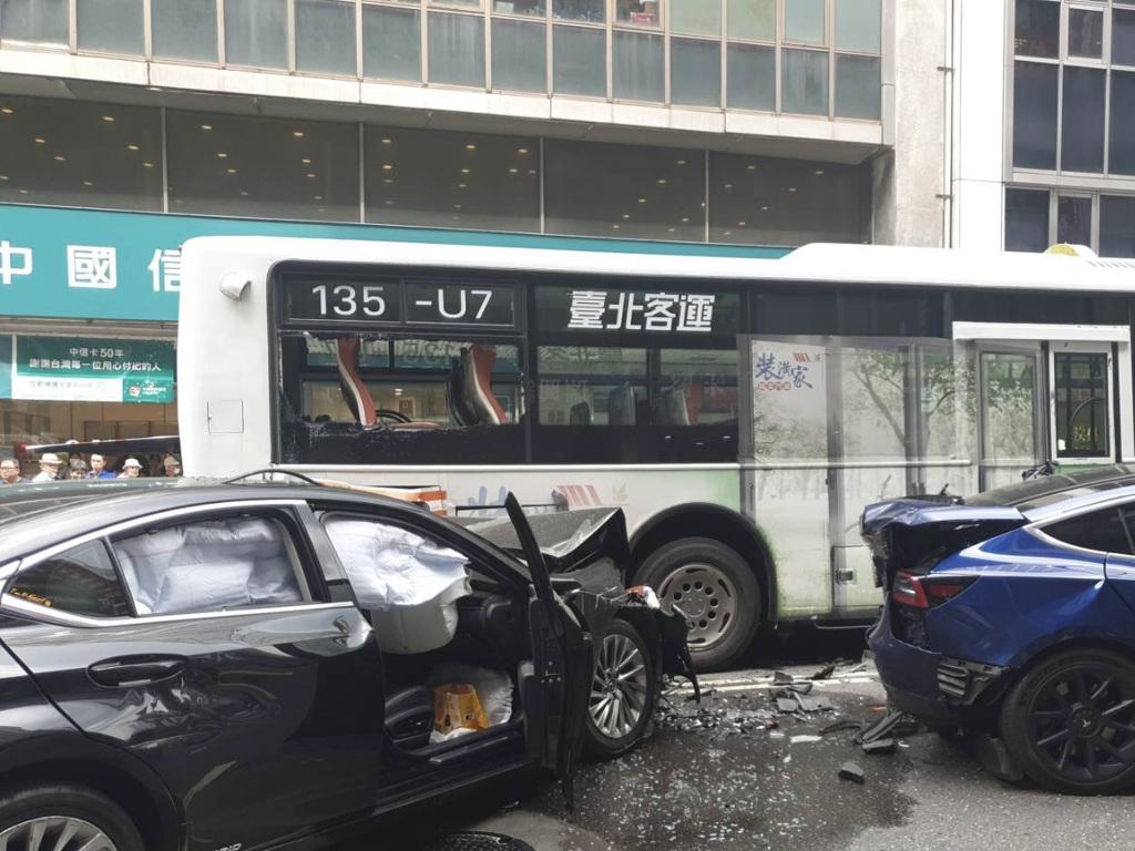 台北市重慶南路一段與衡陽路口23日發生連環車禍，1自小客不明原因失控暴衝，接連撞擊3輛自小客車及1輛公車，造成8人受傷。 圖：翻攝網路