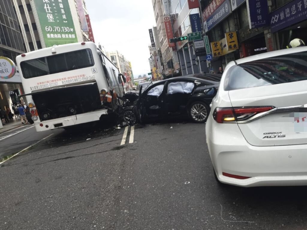 台北市重慶南路一段23日下午發生1輛自小客車疑與3輛自小客車及1輛公車擦撞事故，警消初步評估8人受傷、無人受困，詳細情形仍待了解釐清。（翻攝畫面）中央社記者劉建邦傳真 114年5月23日