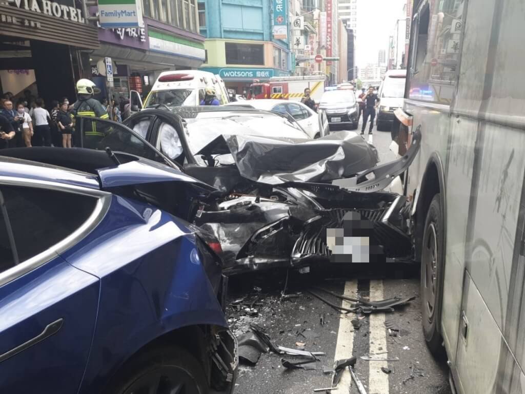台北市重慶南路一段23日下午發生1輛自小客車與3輛自小客車及1輛公車擦撞車禍，黑色自小客車車頭嚴重受損，警消獲報到場處理，初估8人受傷，確切事發原因仍待釐清。（翻攝畫面）中央社記者劉建邦傳真  114年5月23日