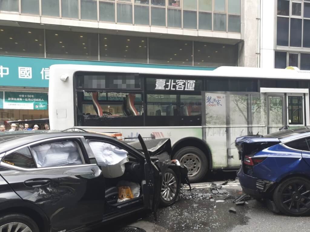 1輛自小客車23日下午在台北市重慶南路一段擦撞3輛自小客車及1輛公車，現場狼藉，警消初步評估現場無人受困、有8人受傷。（翻攝畫面）中央社記者劉建邦傳真  114年5月23日