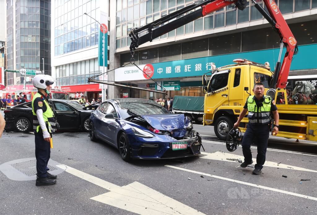 一輛自小客車23日下午在台北市重慶南路上不明原因失控暴衝，3輛汽車及1輛公車遭撞受損，警消到場並通知拖吊車將事故車先行移除，儘速恢復交通。中央社記者謝佳璋攝  114年5月23日