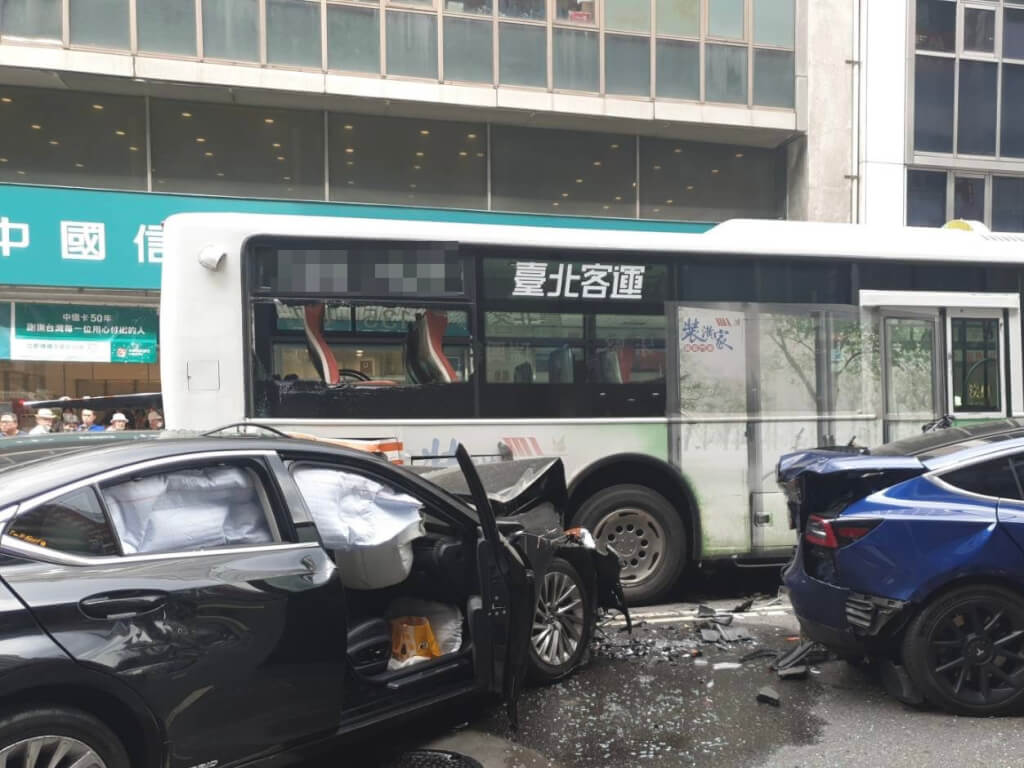 1輛自小客車23日下午在台北市重慶南路一段擦撞3輛自小客車及1輛公車，現場狼藉，警消初步評估現場無人受困、有8人受傷。（翻攝畫面）中央社記者劉建邦傳真  114年5月23日