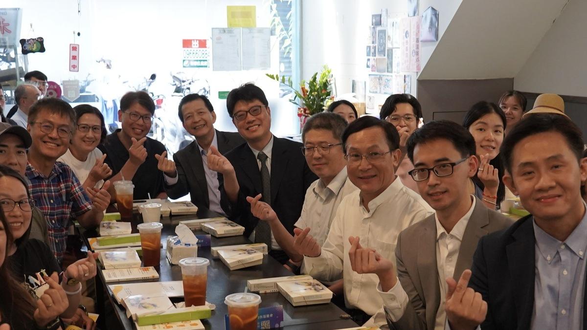 今（23）日在淡水正港味茶餐廳舉辦的「2025港人台適生活講座」，有將近30位港人出席，提問踴躍，互動熱絡。。 圖：陸委會提供