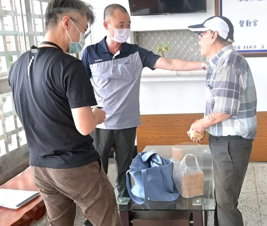 法務部矯正署東成監獄指出，77歲王姓男子（右1）服滿9年6個月刑期，在獄中勞務存了新台幣7萬餘元，日前出獄，但無人扶養也無家可歸，監獄啟動出監轉銜機制，結合台灣更生保護會及新北市政府資源，替他找到安身之處。（東成監獄提供）中央社記者盧太城台東傳真  114年5月23日