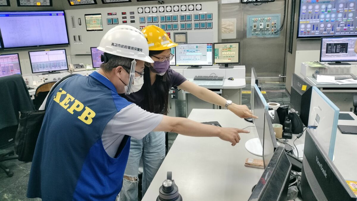 高市環保局於備用機組啟用時進廠監督查核情形。 圖：高雄市環保局/提供