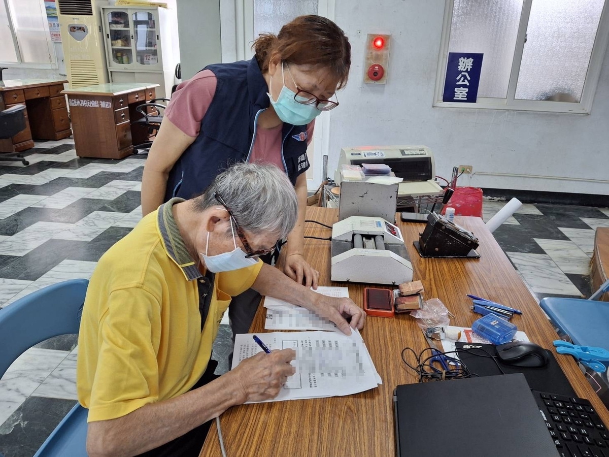 年滿70歲自願繳回駕照，提供TPASS乘車回饋。(示意圖) 圖：高雄市交通局／提供