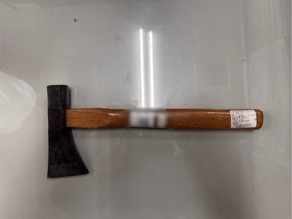 花蓮縣李姓男子無視保護令限制，尾隨前妻車輛，還持斧頭砍傷前妻後逃逸，警方調閱監視器追查，事發5小時內在市區將李男拘提到案，並查扣作案用斧頭（圖）與依托咪酯（喪屍煙彈）等違禁品。（花蓮縣吉安警分局提供）中央社記者張祈傳真  114年5月24日
