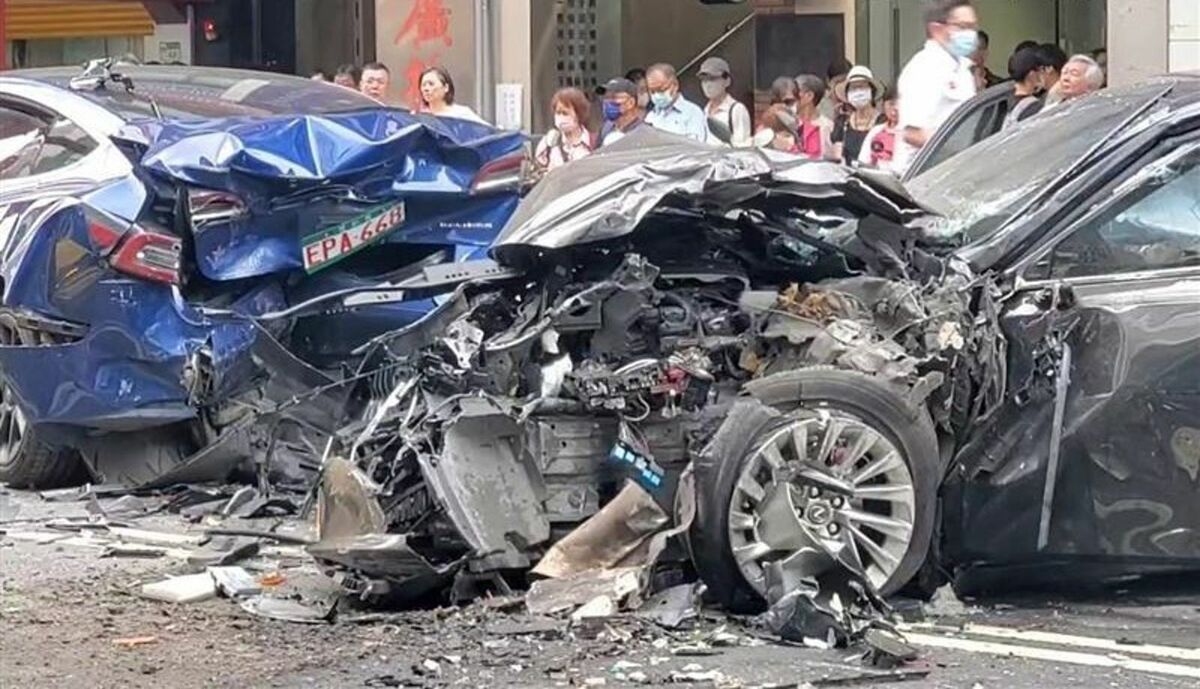 無照78歲邱姓老翁台北市區街頭暴衝釀8傷，現場車體嚴重變形。（翻攝畫面）