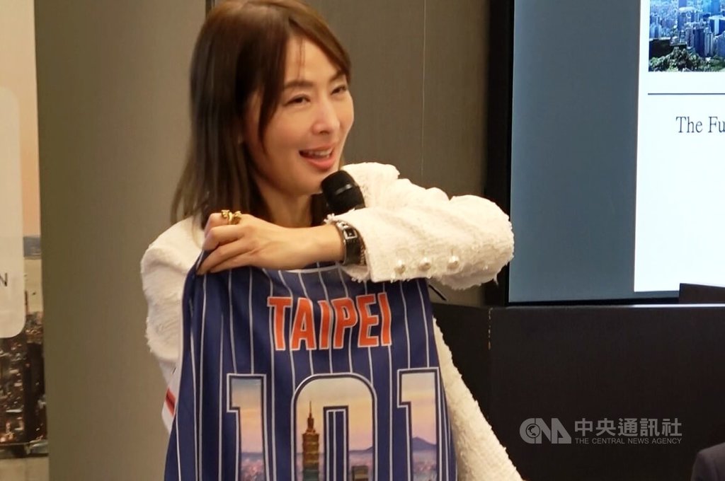台北101董事長賈永婕將在紐約大都會球場為AI台灣日開球，她在紐約台商座談會興奮展示開球服裝，除了前面有台灣字樣，後面是台北101，手臂上還會有國旗。中央社記者廖漢原紐約攝  114年5月24日