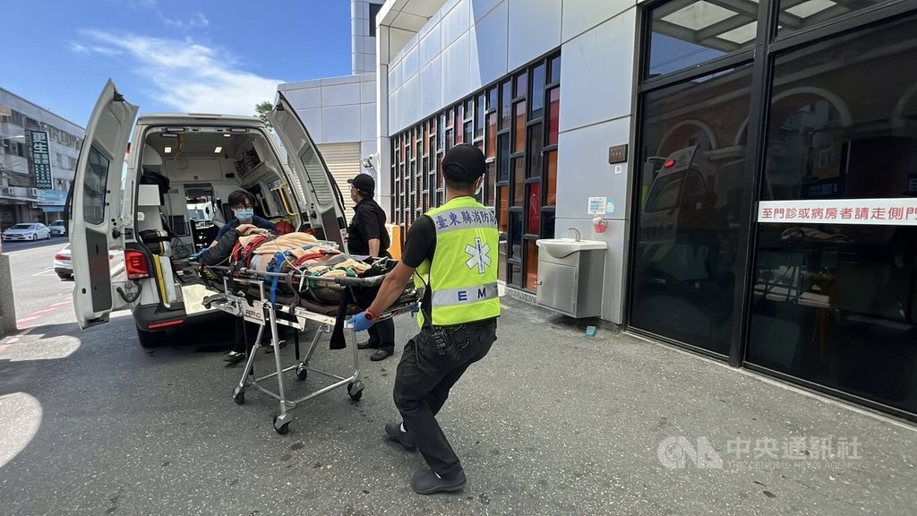 澳洲和荷蘭籍2男1女前往台東縣延平林道溪降，1男子摔落受傷，台東縣消防局表示，在地面救援人員協助下，24日上午已將傷患和同行友人吊掛下山，由救護車送至台東馬偕醫院治療。中央社記者盧太城台東攝  114年5月24日