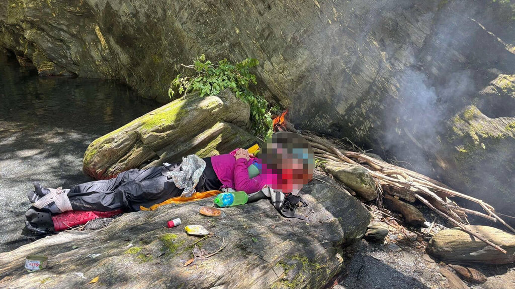 澳洲和荷蘭籍2男1女前往台東縣延平林道溪降，1男子摔落受傷，台東縣消防局和空勤直升機24日上午合力將傷者吊掛下山，送醫治療。（台東縣消防局提供）中央社記者盧太城台東傳真  114年5月24日