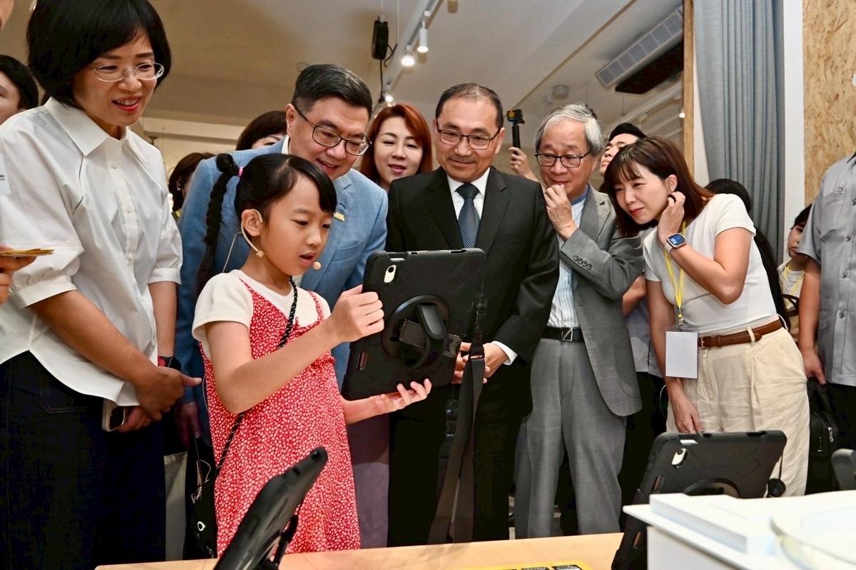 行政院長卓榮泰今日出席新北市板橋區的「國家兒童未來館願景館」開幕典禮。新北市長侯友宜及文化部長李遠等人也出席。 圖：行政院提供