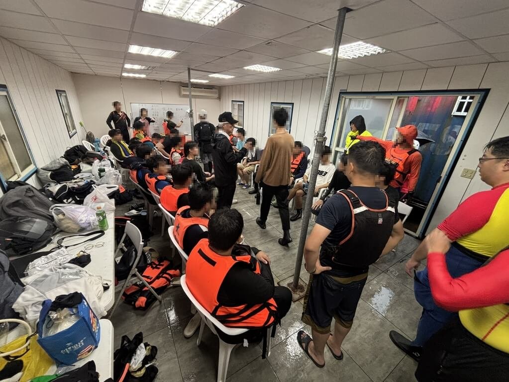 國立台灣海洋大學31名師生24日上午在八斗子漁港外海訓練獨木舟時，突逢大雨變天浪大，造成多人翻船落海，幸全數人員安全獲救、上岸。（基隆市消防局提供）中央社記者沈如峰基隆傳真  114年5月24日