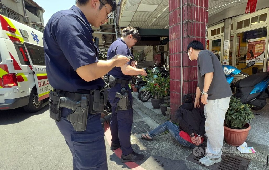新北市三峽警方22日在市區逮捕詐團監控車手高姓男子（右2），依加重詐欺及洗錢防制法等罪嫌移送新北檢偵辦。（翻攝畫面）中央社記者黃旭昇新北傳真  114年5月24日