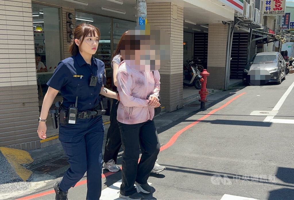 新北市三峽警方22日在市區逮捕面交的詐團取款車手林姓女子（左2），依加重詐欺及洗錢防制法等罪嫌移送新北檢偵辦。（翻攝畫面）中央社記者黃旭昇新北傳真  114年5月24日