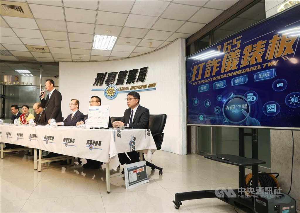 刑事局表示，165打詐儀錶板統計，假買家騙賣家詐騙案件數快速攀升，歹徒會用帳戶驗證、提供OTP密碼等4話術，並假冒知名金流業者網址，民眾應注意。（中央社檔案照片）