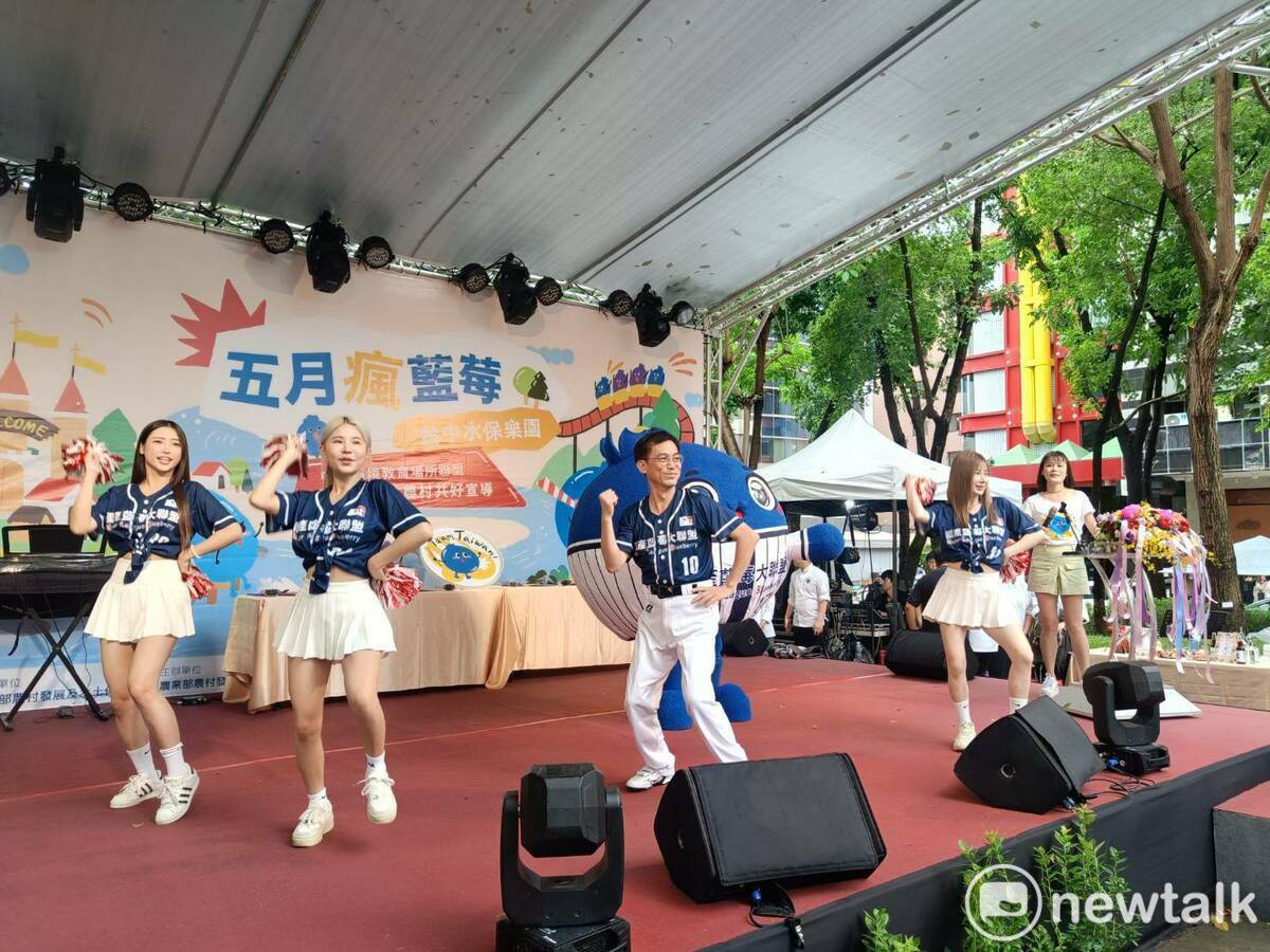 分署長陳榮俊是應援舞的主秀。  圖：唐復年/攝