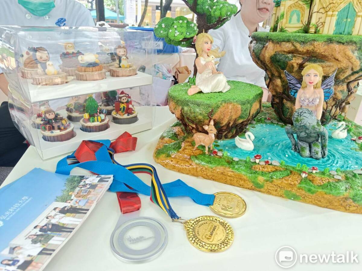 弘光科技大學食品科技系師生與主辦單位合作，打造全台最大的藍莓蛋糕！此外，還推出現時限量「藍莓客製甜點禮盒」。 圖：唐復年/攝