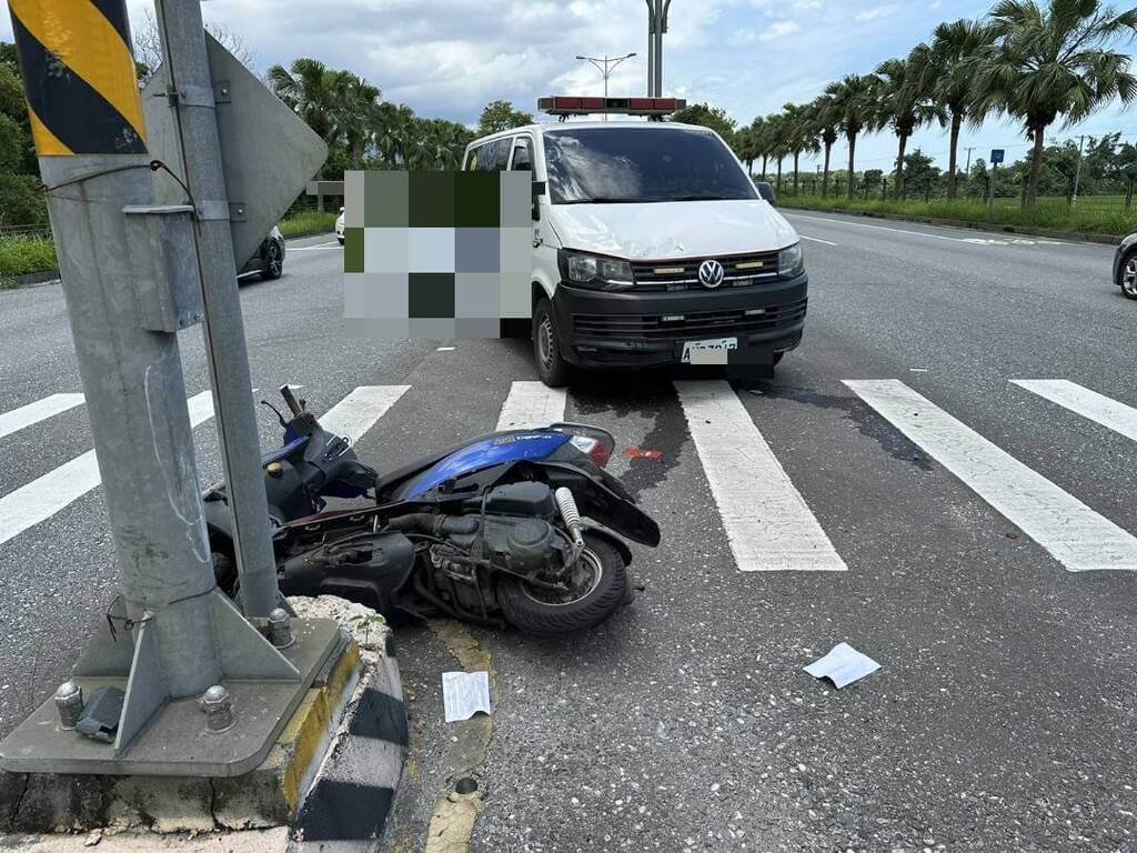 花蓮縣一輛民間救護車23日行經鳳林鎮平等路口紅燈直行，與一台直行機車發生碰撞，救護車載運患者無恙、機車騎士骨折送醫。詳細肇事原因仍待警方調查。（鳳林警分局提供）中央社記者張祈傳真  114年5月24日