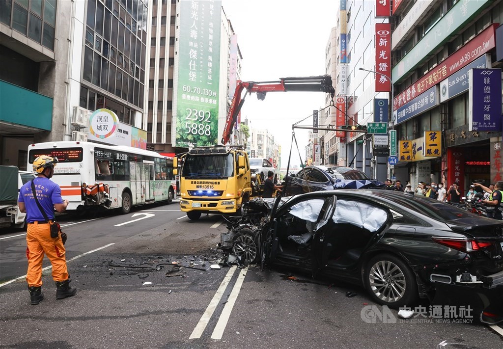 無駕照78歲邱姓男子開車在台北市重慶南路1段附近肇事，其中79歲劉姓行人送醫時右小腿骨折，因年邁仍在加護病房，家屬提告傷害並嚴厲譴責肇事駕駛。(中央社檔案照片）