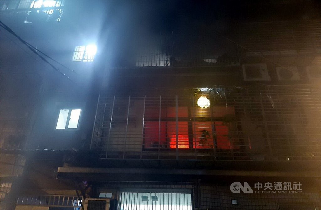 新北市板橋區莒光路巷弄一處5樓民宅的3樓處24日晚間冒出火煙，消防獲報動員到場，約在晚間9時25分將火勢撲滅，無人受傷受困，起火原因仍待調查。（翻攝畫面）中央社記者黃旭昇新北市傳真  114年5月24日