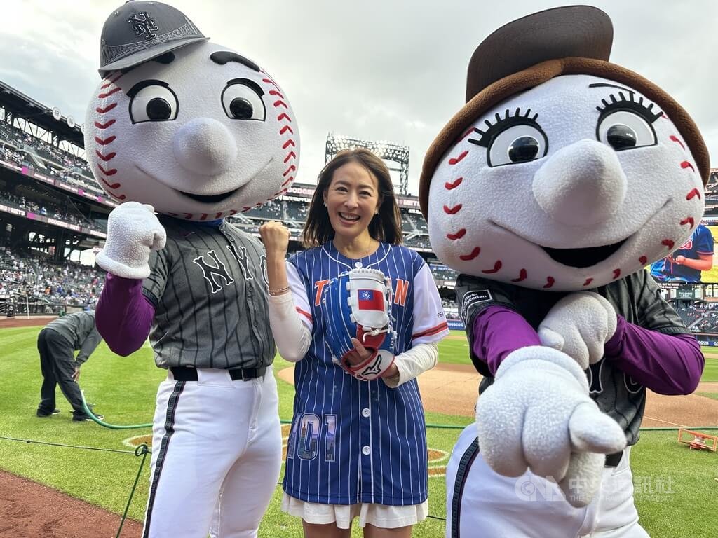 台北101董事長賈永婕在美國職棒大聯盟紐約大都會AI台灣日開球，與吉祥物合影。中央社記者廖漢原紐約攝  114年5月25日