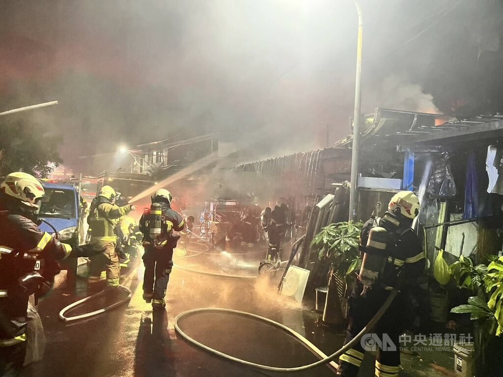 台北市信義區和平東路3段一處2層樓高鐵皮屋25日凌晨發生火警，警消獲報立即出動人車到場救援。（翻攝照片）中央社記者黃麗芸傳真  114年5月25日