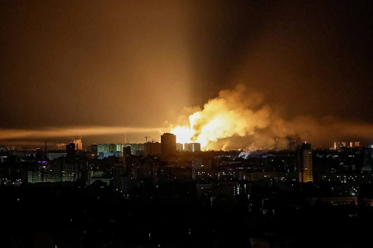 拍攝畫面顯示，無人機爆炸時整座城市上空瞬間被火光點亮，場面震撼。 圖：翻攝自 X
