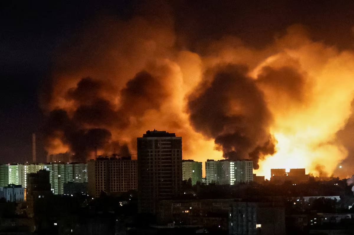 俄軍無人機爆炸時，整座基輔城市上空瞬間被火光點亮，場面震撼。 圖：翻攝自 X