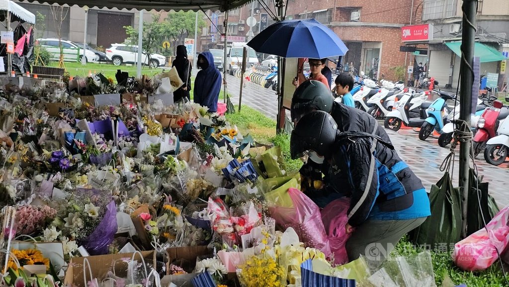 新北市三峽區19日發生重大車禍釀死傷，各地民眾連日到事發地旁的公園獻花表達哀思。圖為民眾25日冒雨獻花表哀思。中央社記者王鴻國攝  114年5月25日