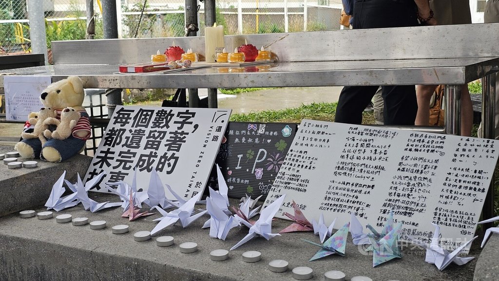 新北市三峽區19日發生重大車禍釀死傷，還路於民行人路權促進會25日號召民眾到場折白紙鶴，表達對死者的祝願。中央社記者王鴻國攝  114年5月25日