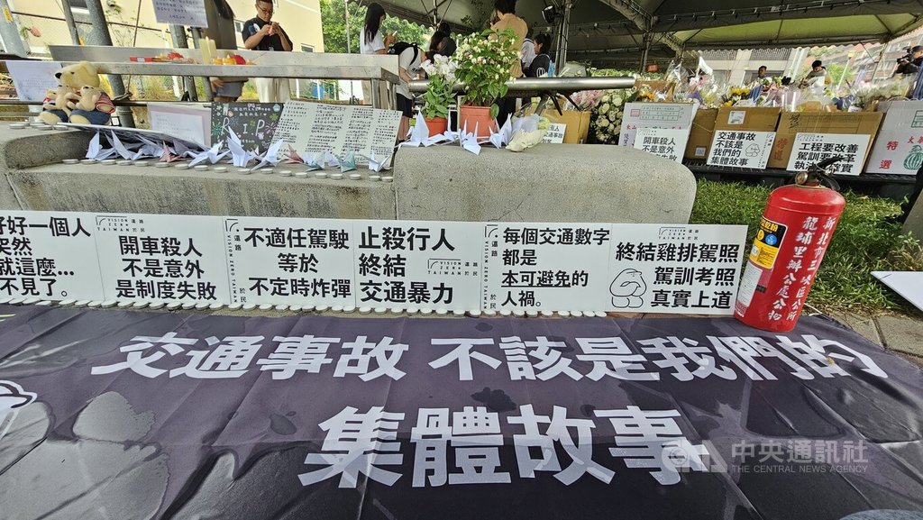 新北市三峽區19日發生重大車禍釀死傷，各地民眾連日到事發地旁的公園獻花，還路於民行人路權促進會25日號召民眾到場進行折白紙鶴追思悼念活動。中央社記者王鴻國攝  114年5月25日