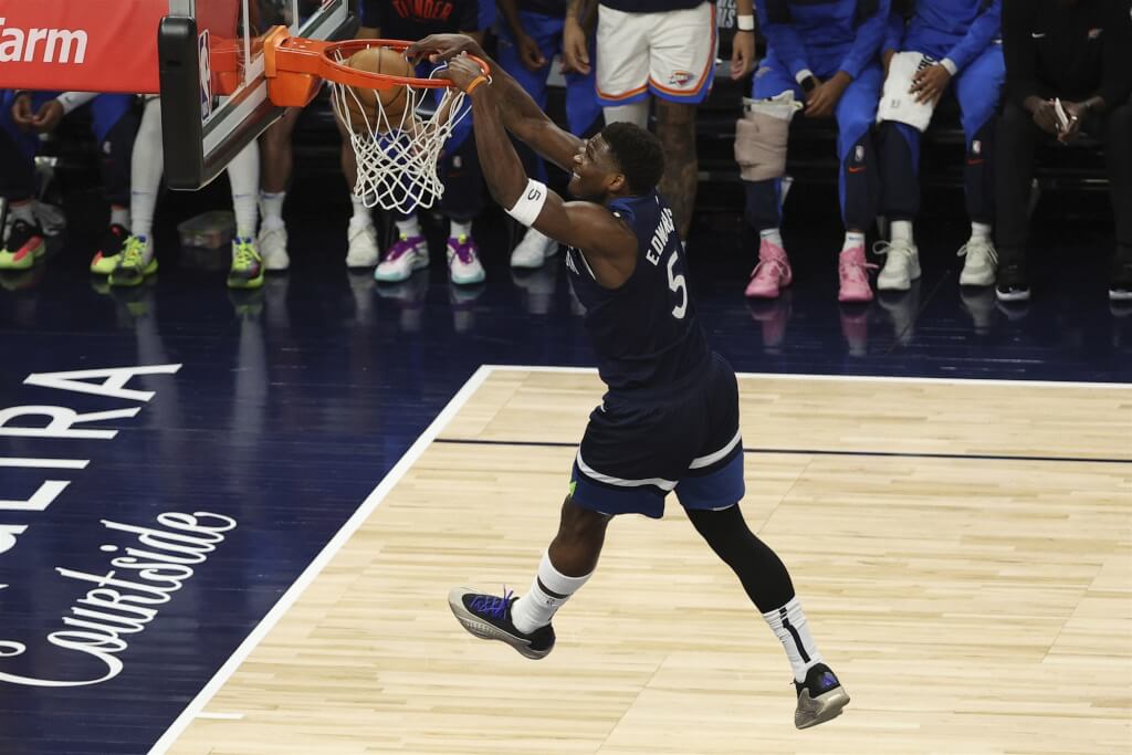 NBA明尼蘇達灰狼25日靠著愛德華茲（圖）轟進30分，擊退奧克拉荷馬雷霆。（美聯社）