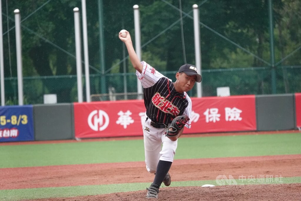 華南少棒賽新北市25日與台東縣交手，蔡尚恩（圖）扮「關鍵人物」3局下危機登板止血，助新北市以8比4搶勝。中央社記者謝靜雯攝  114年5月25日