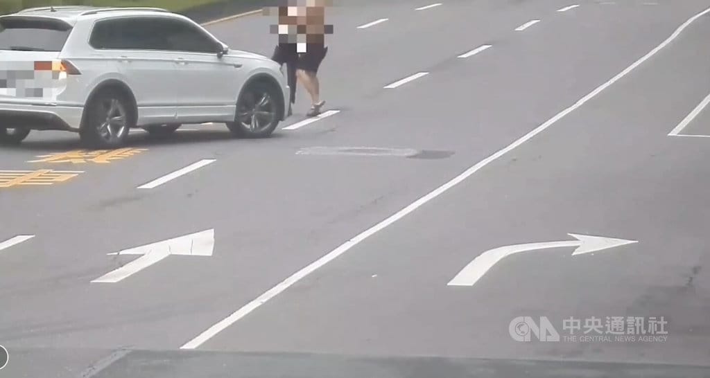 台北南港展覽館2館前道路24日發生情侶爭吵，情緒激動的鄭男一度衝向馬路及行駛中車輛，藉此威脅林女，讓目擊民眾心驚膽跳。（翻攝照片）中央社記者黃麗芸傳真  114年5月25日