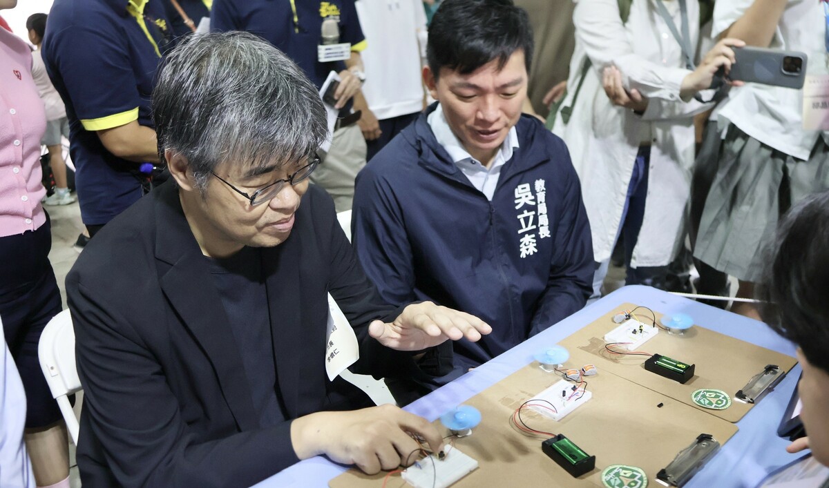 李懷仁(左)、吳立森(右)參觀學生實作成果。 圖：高雄市教育局/提供