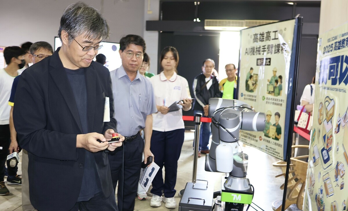 這次成果展從AI應用、機械手臂操作、淨零永續課程體驗、半導體科技教學等面向。 圖：高雄市教育局/提供