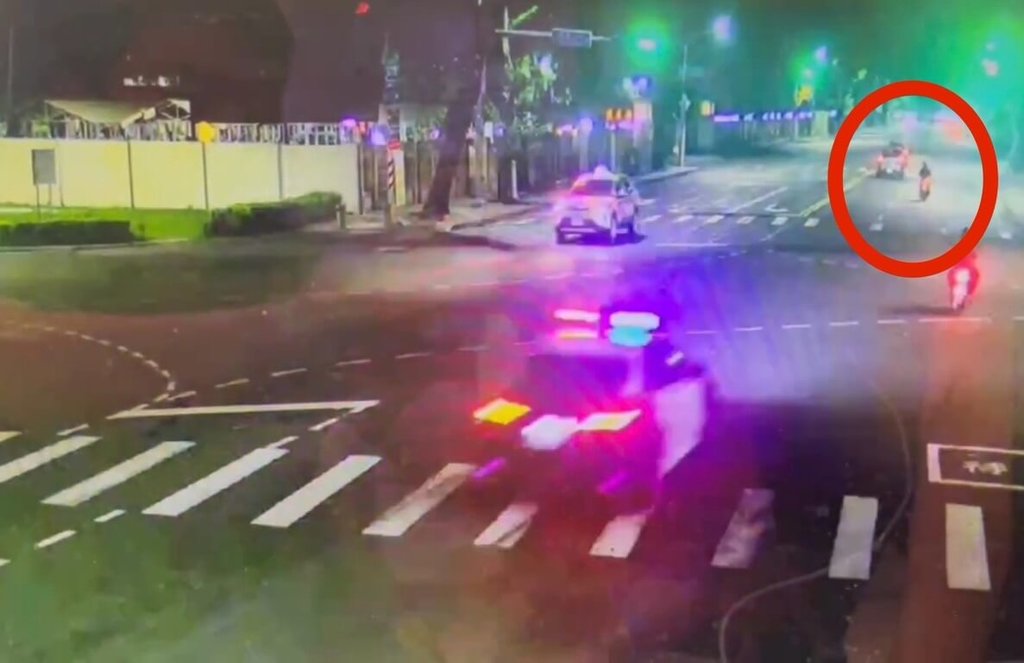謝姓女子25日凌晨騎機車在高雄市左營區路口闖紅燈，遭警方示意停車受檢，但謝女未配合並自撞路旁重傷身亡，家屬已委由律師提起告訴，後續責任由橋頭地檢署檢察官分案調查。（高雄市政府警察局左營分局提供）中央社記者張已亷傳真  114年5月25日