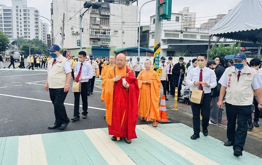新北市三峽區發生嚴重車禍事故，造成3死、12傷悲劇，佛光山宗長心保和尚（前中）25日率眾前往辦理消災祈福灑淨法會，祈願亡者得度、生者安康。（三峽區公所提供）中央社記者王鴻國傳真  114年5月25日