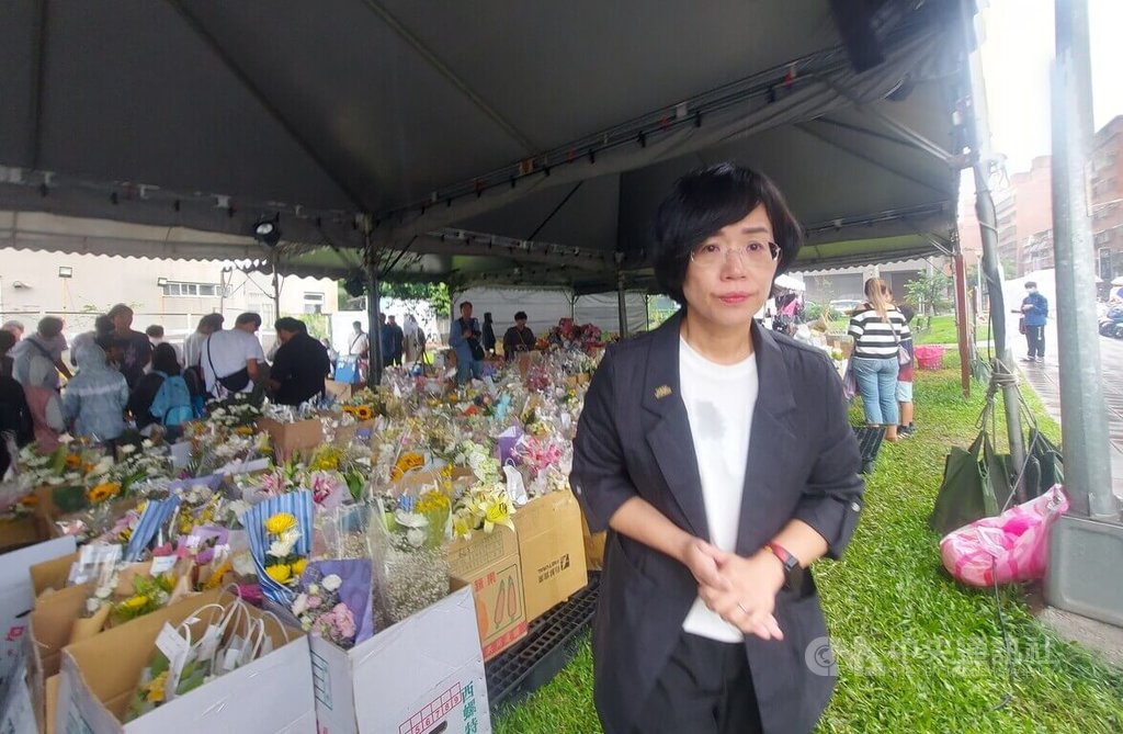 新北三峽車禍釀嚴重死傷，25日是事故後的頭七，佛光山舉行消災祈福灑淨佛事法會，民進黨立委蘇巧慧（前）出席參與，並前往事故現場追悼。中央社記者王鴻國攝  114年5月25日