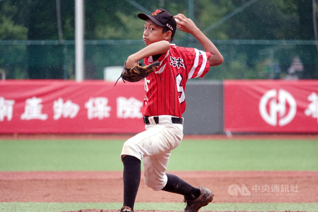 114年華南金控盃全國少棒錦標賽雲林縣隊25日敗部與嘉義縣隊交手，雲林縣先發投手谷瀚文（圖）先發4局無失分展現壓制力，助隊以2比0搶下勝利。中央社記者謝靜雯攝  114年5月25日