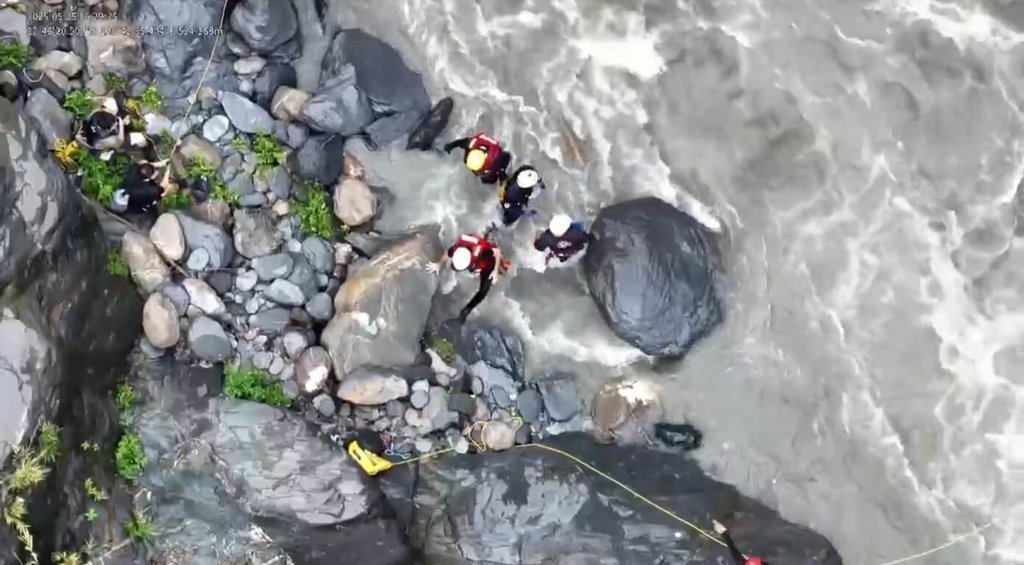 7男2女25日到屏東縣霧台鄉佳暮村迴旋谷溯溪，未料遇到溪水暴漲，一度受困，消防隊獲報趕往將9人全數平安救出。（屏東消防局提供）中央社記者李卉婷傳真  114年5月25日
