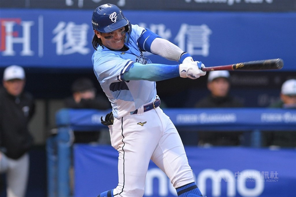 中職富邦悍將野手張育成（圖）4月左肩受傷缺陣，5月25日傷後首度二軍出賽、先發守游擊，2打數沒有安打。（中央社檔案照片）