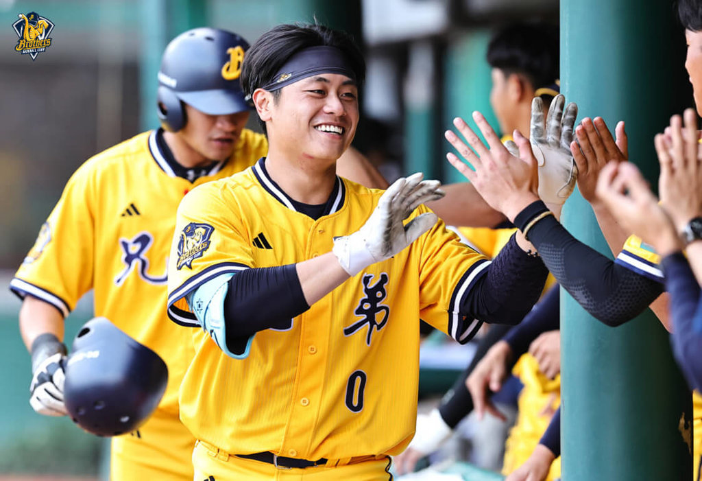 中華職棒中信兄弟延續對戰優勢，25日以6比4擊敗統一7-ELEVEn獅隊，兄弟捕手林吳晉瑋（前）4打數敲出2安，中職生涯首轟出爐，貢獻2分打點、為勝利打點，也獲選單場MVP。（中信兄弟提供）中央社記者謝靜雯傳真  114年5月25日