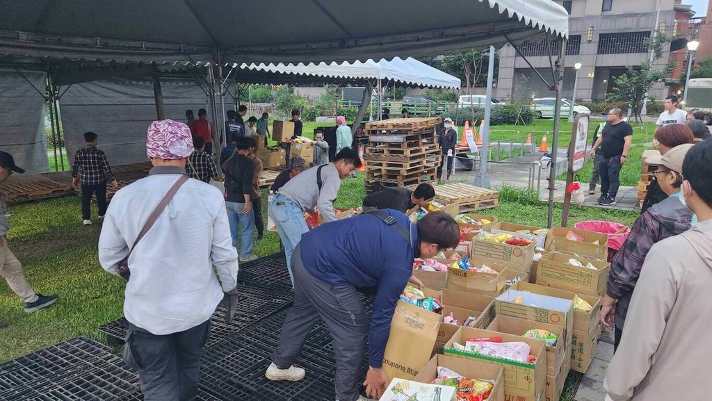 新北三峽車禍釀嚴重死傷，連日來各地民眾主動到事發地旁公園獻花及玩偶，對死者表達哀思，區公所25日傍晚派員前往悼念區進行整理。（三峽區公所提供）中央社記者王鴻國傳真  114年5月25日